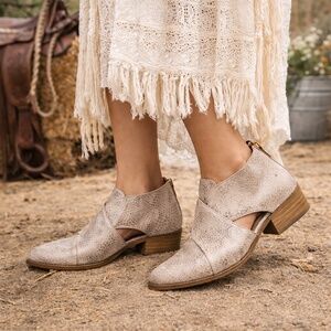 UNITY IN DIVERSITY Italian Snakeskin-Textured Leather Cutout Booties EU 37‎